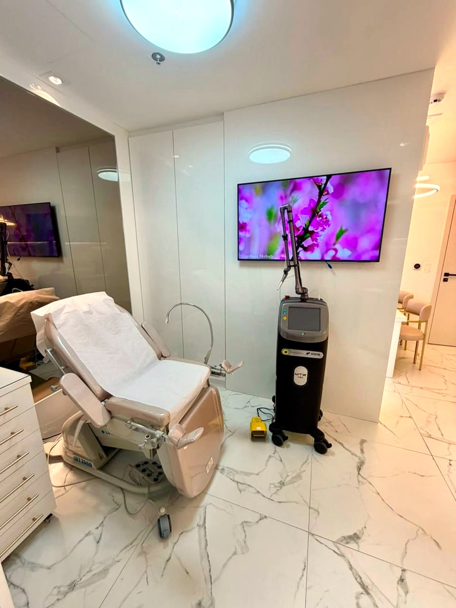 Aesthetic gynecology treatment room at Femi Saúde Clinic