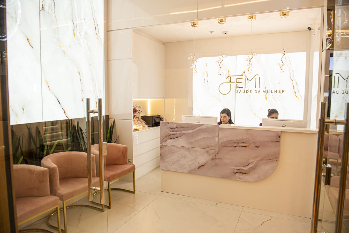 Reception and waiting area at Femi Saúde Clinic